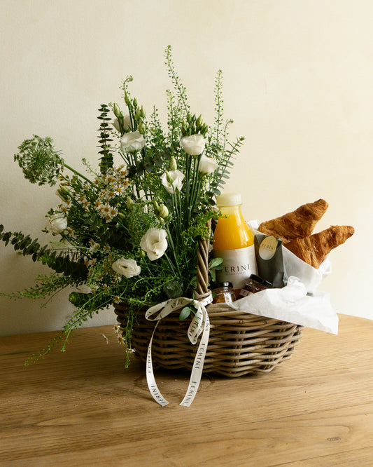 Cesta de almuerzo con flor natural