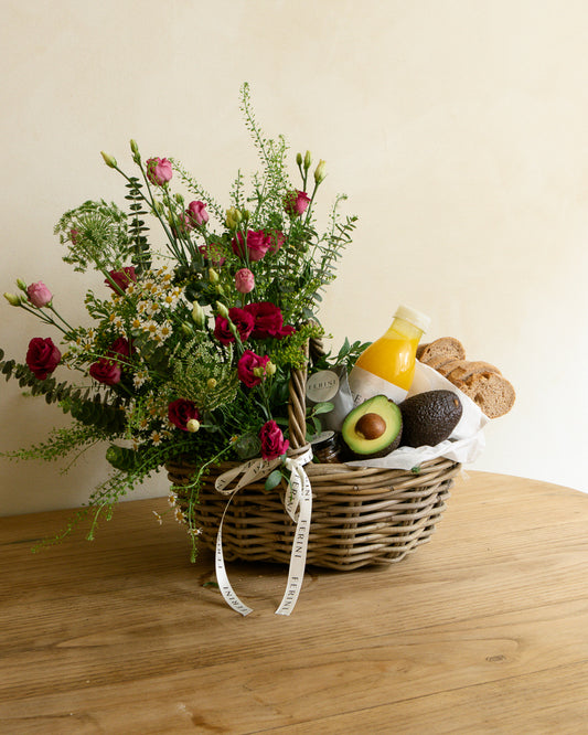 Cesta de almuerzo healthy con flor natural