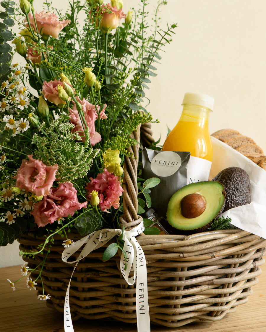 Cesta de almuerzo healthy con flor natural