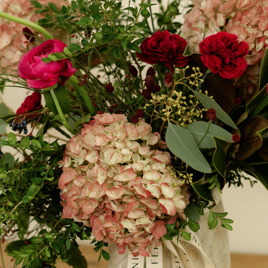 Jarrón cerámico con flor natural Kraft