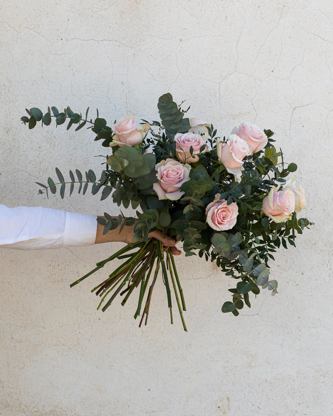 Ramo de rosas y eucalipto