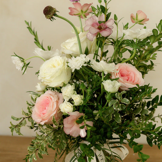 Jarrón vidrio con flor natural