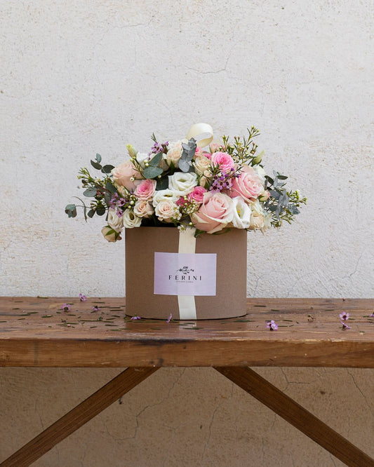 Sombrerera con flor natural