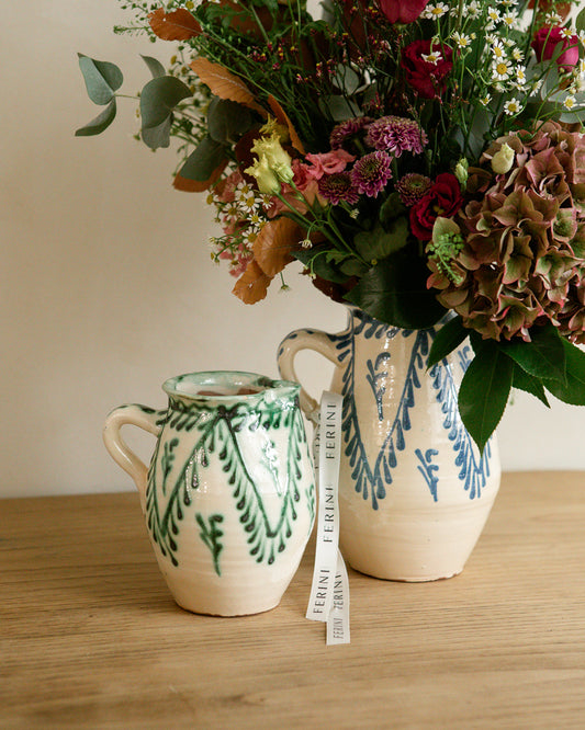 Jarra de cerámica con flor natural