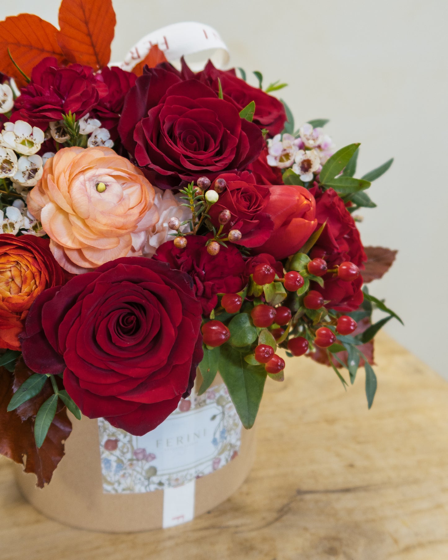 Sombrerera con flor natural