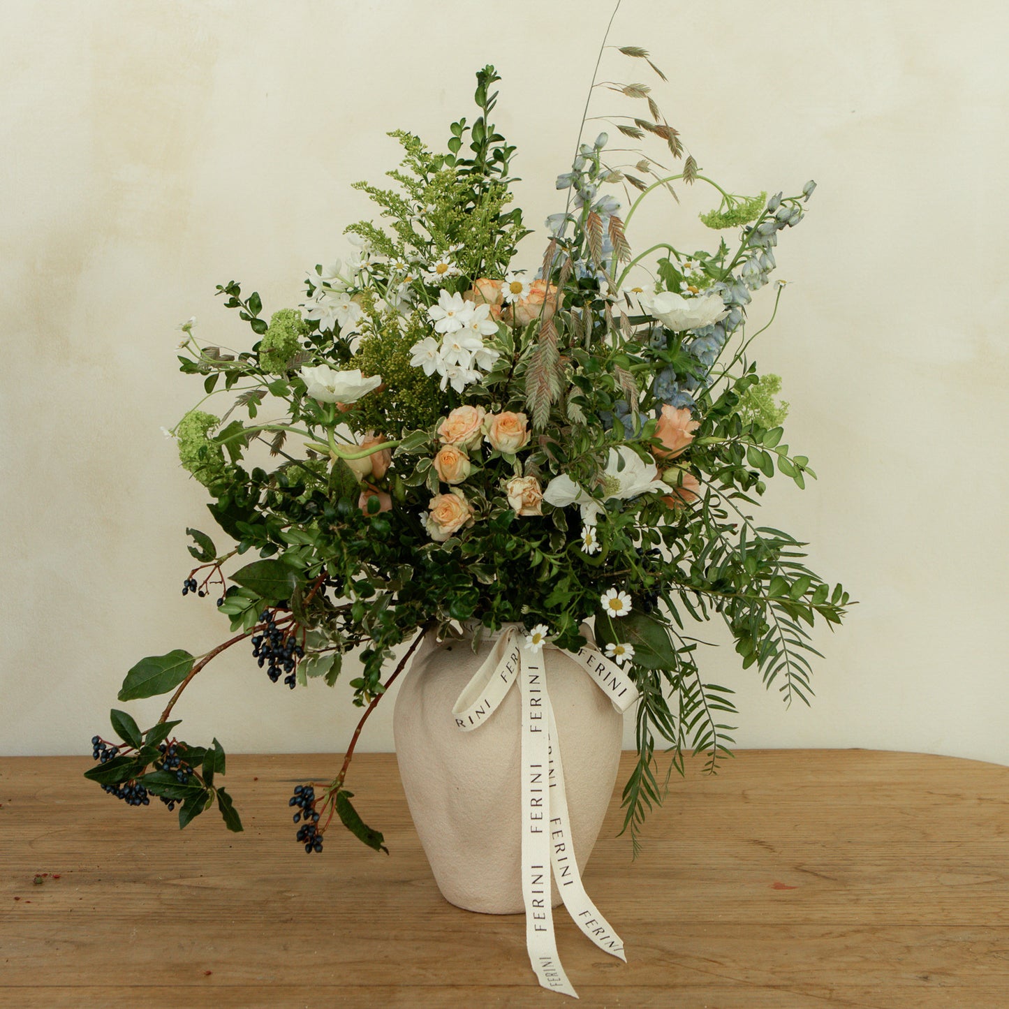 Jarrón cerámico con flor natural