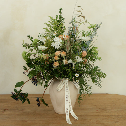 Jarrón cerámico con flor natural