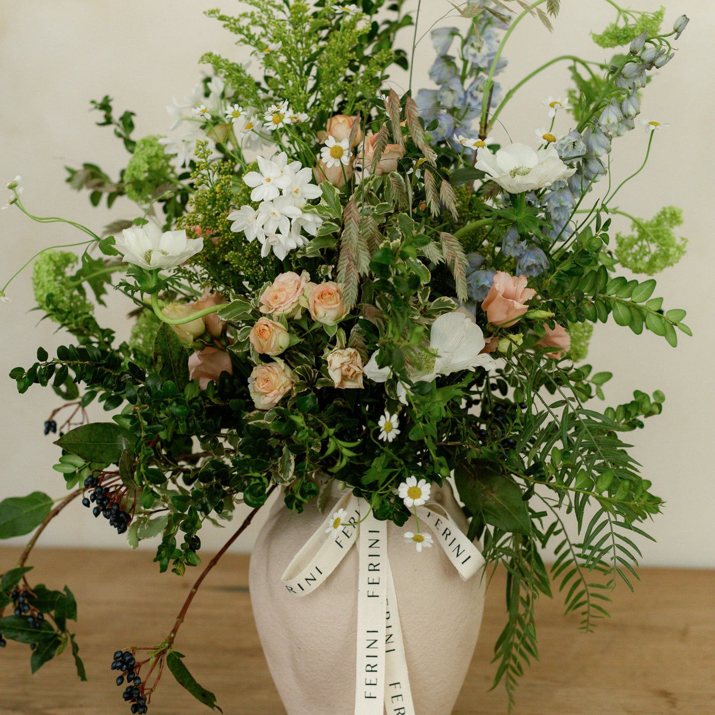 Jarrón cerámico con flor natural