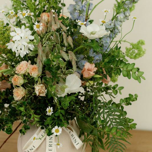 Jarrón cerámico con flor natural