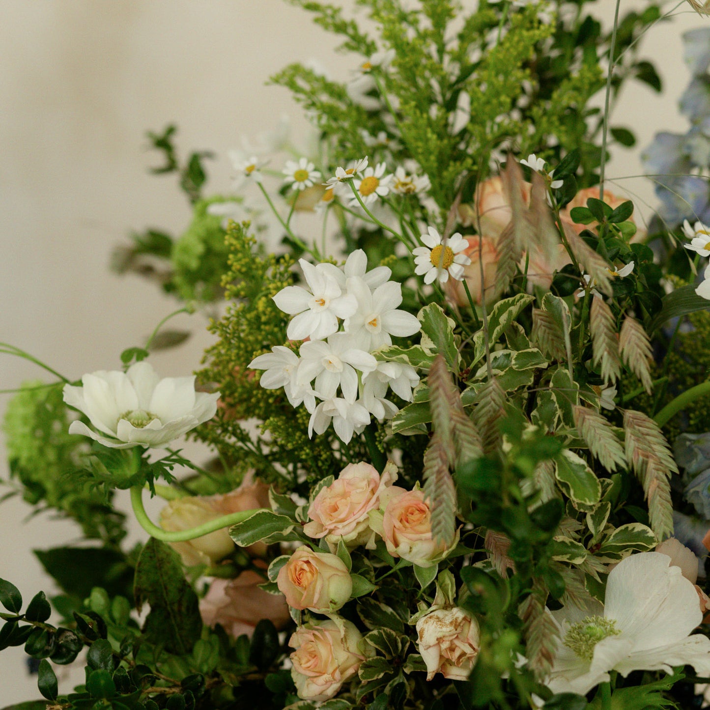 Jarrón cerámico con flor natural