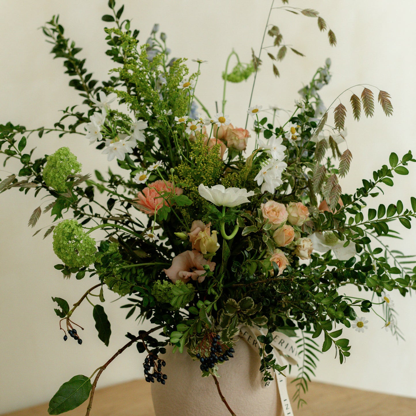 Jarrón cerámico con flor natural