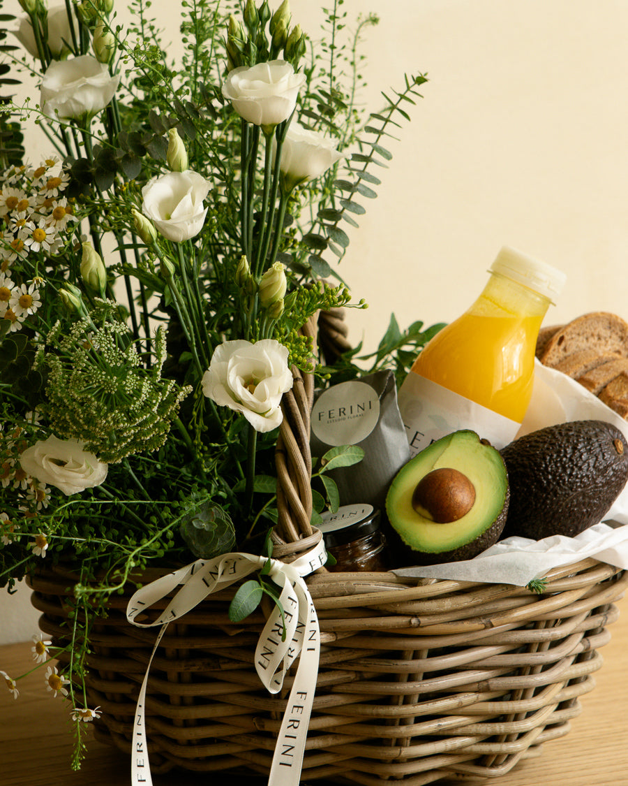 Cesta de almuerzo healthy con flor natural