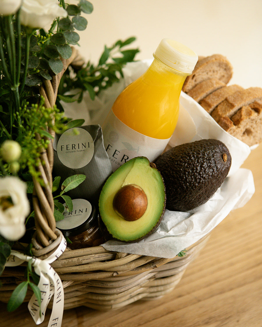 Cesta de almuerzo healthy con flor natural