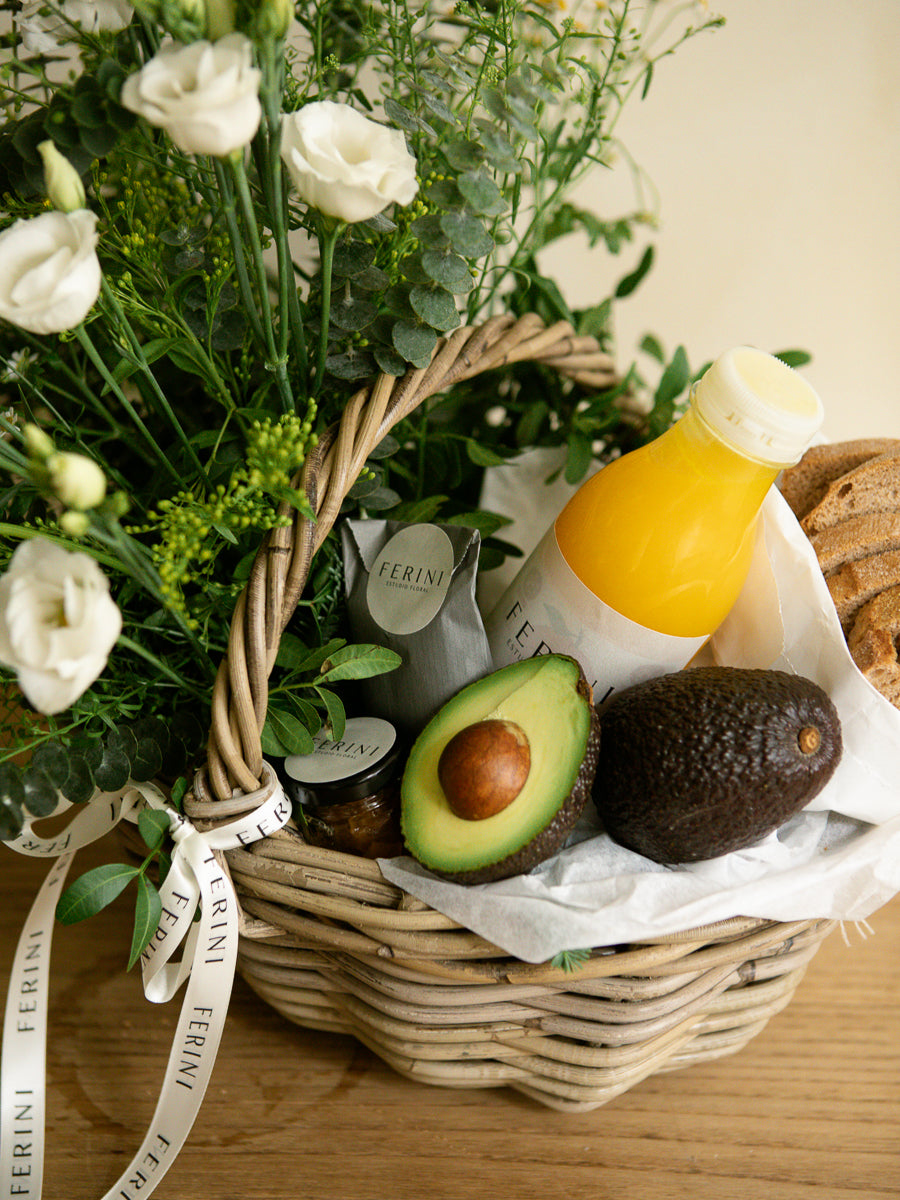 Cesta de almuerzo healthy con flor natural