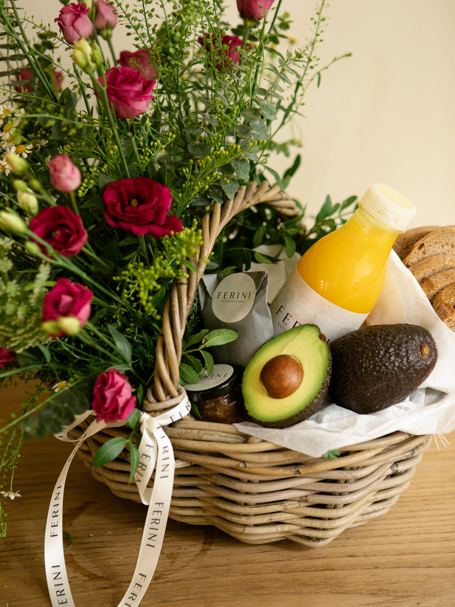 Cesta de almuerzo healthy con flor natural