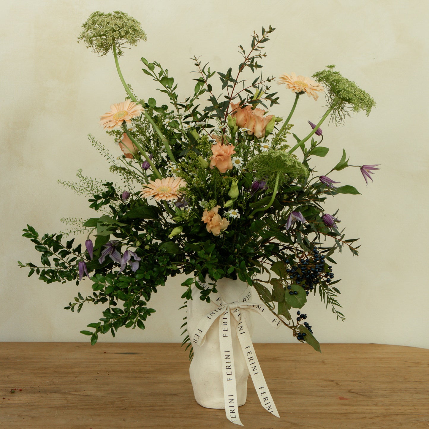 Jarrón cerámico con flor natural Scultura