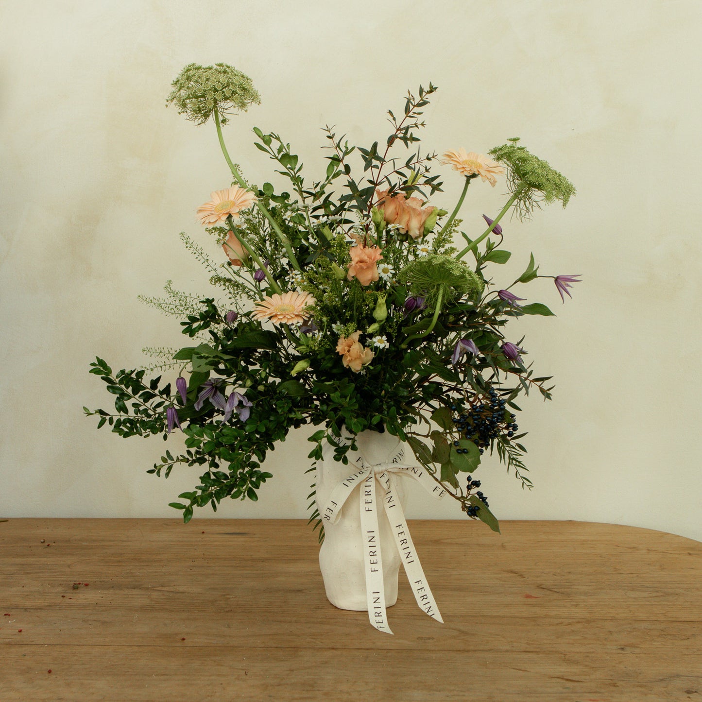 Jarrón cerámico con flor natural Scultura