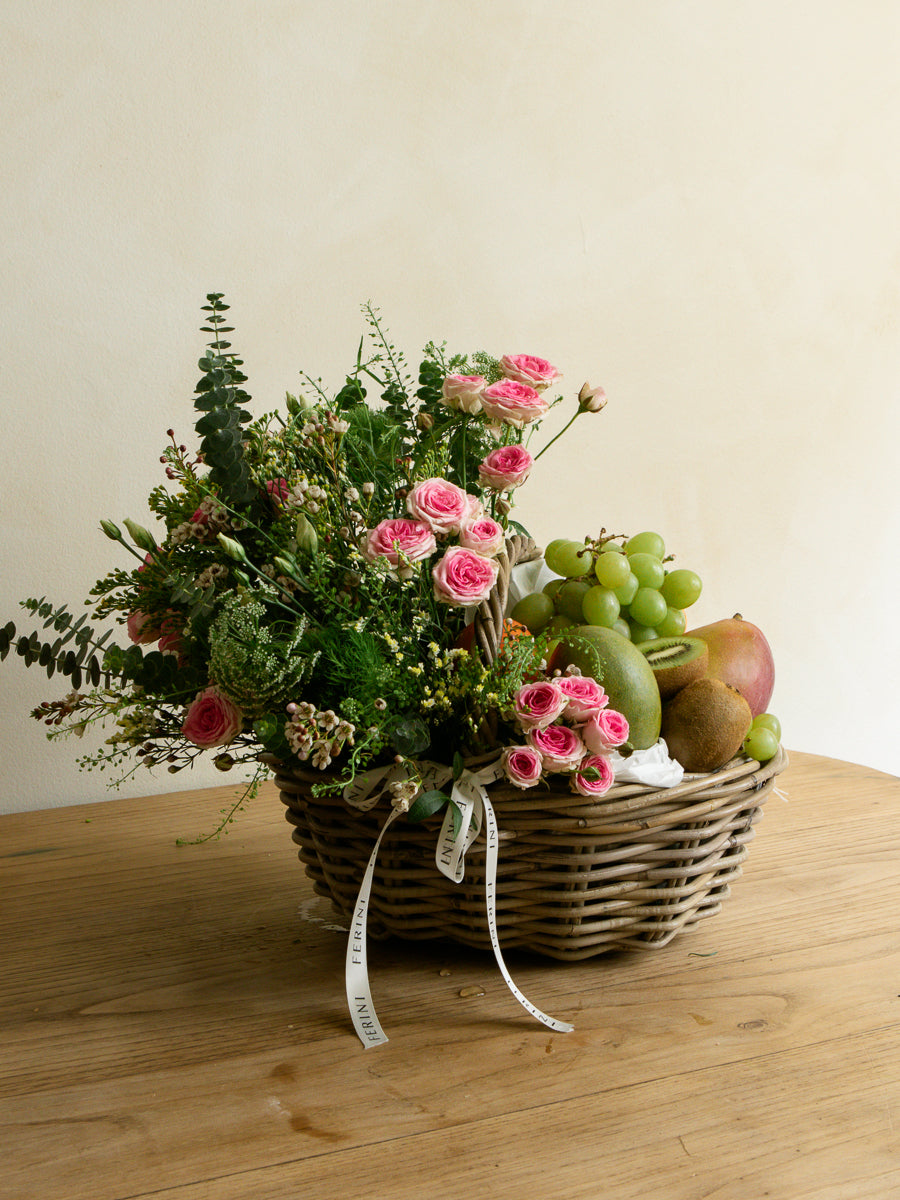 Cesta de fruta con flor natural