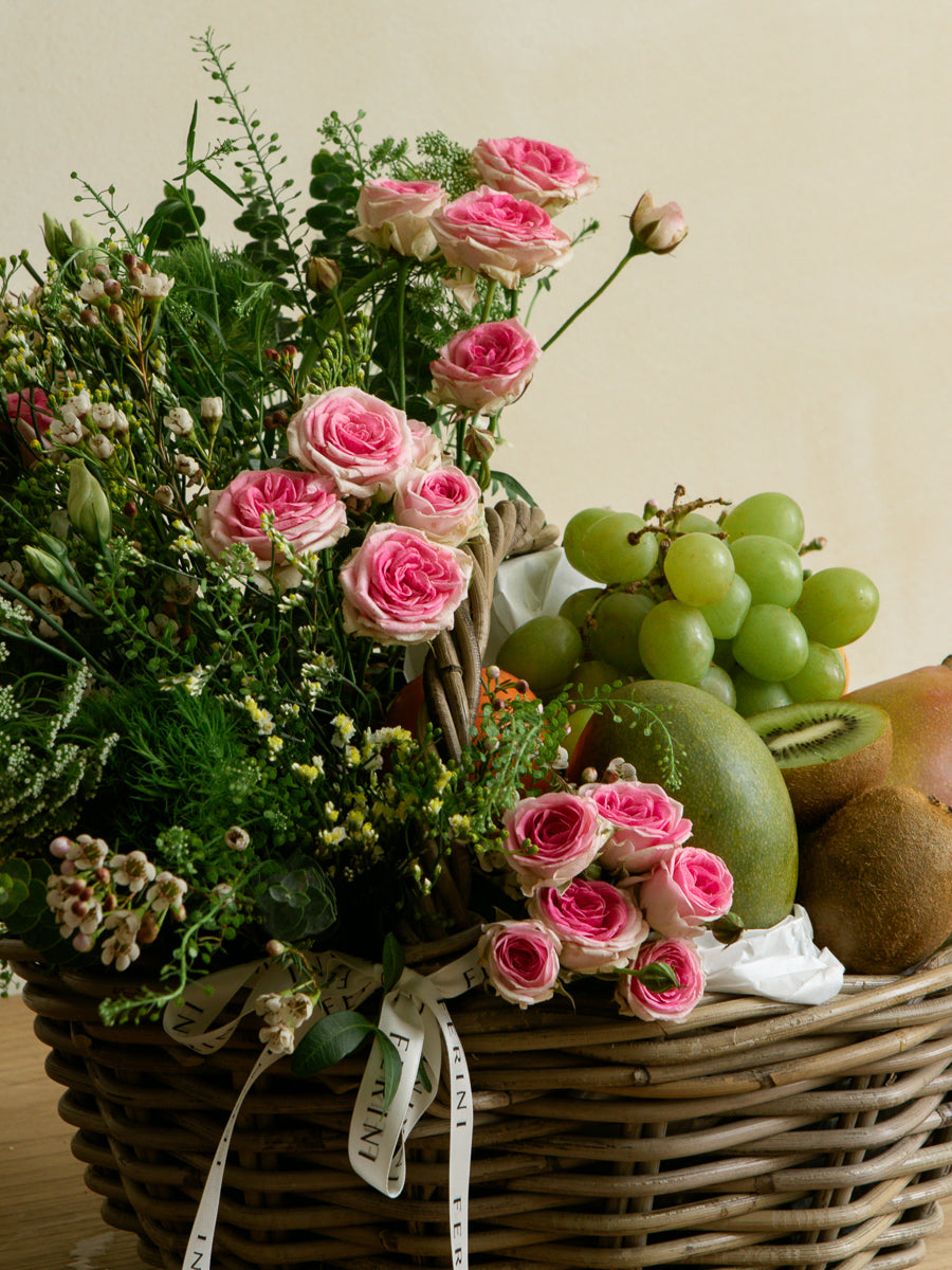 Cesta de fruta con flor natural