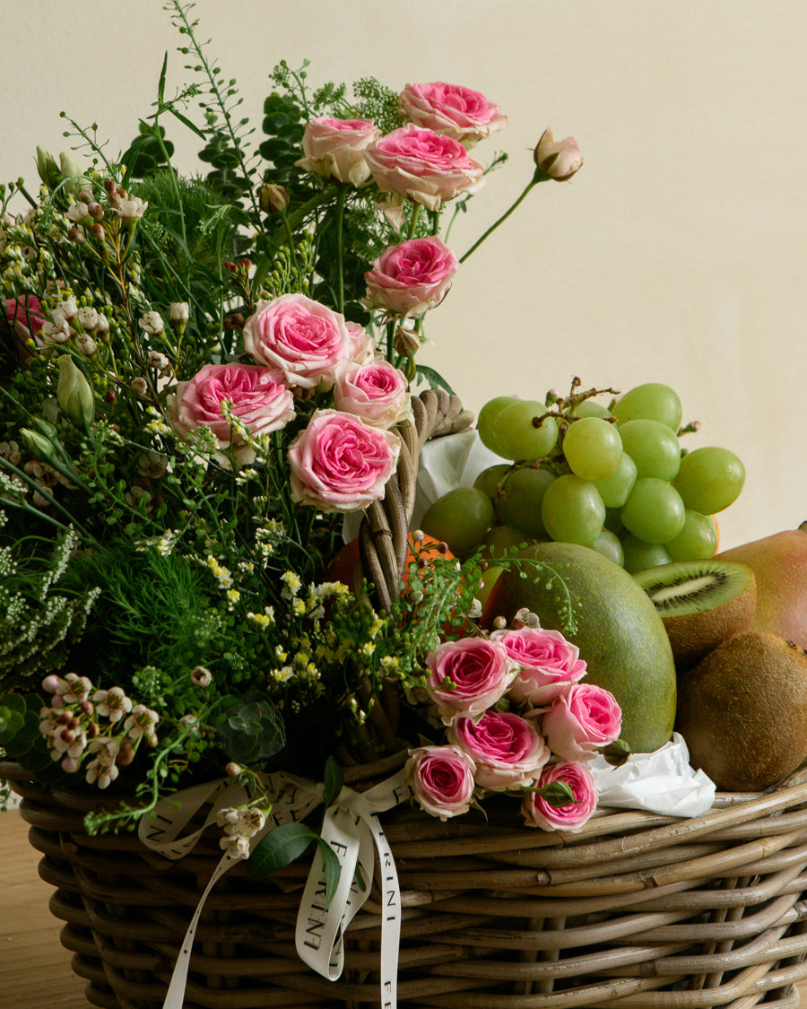 Cesta de fruta con flor natural
