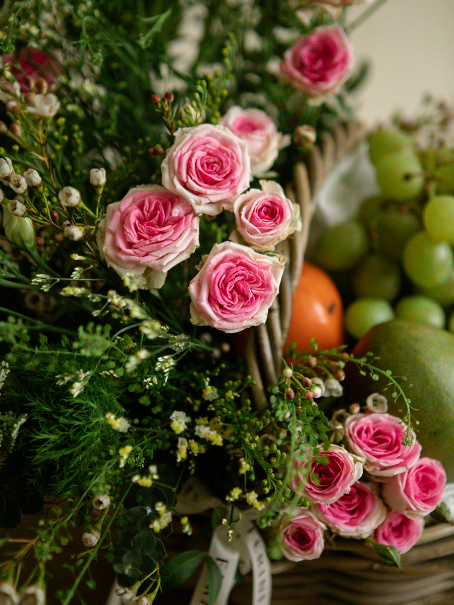 Cesta de fruta con flor natural