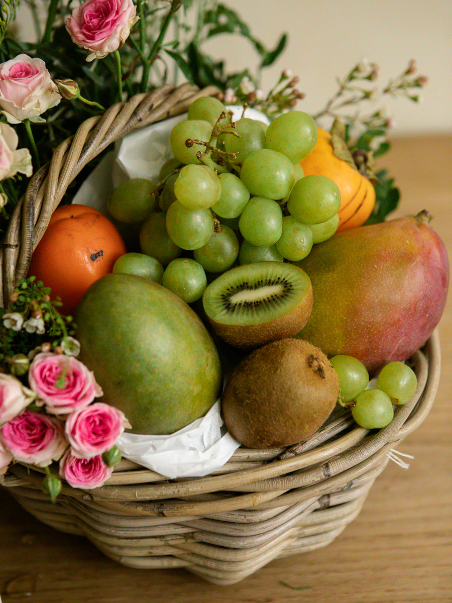 Cesta de fruta con flor natural