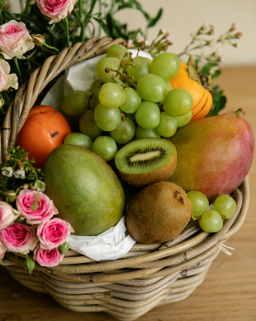 Cesta de fruta con flor natural