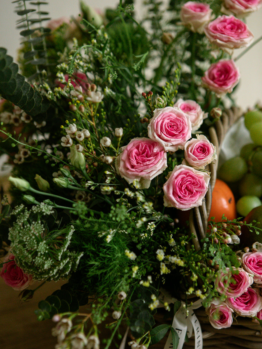 Cesta de fruta con flor natural