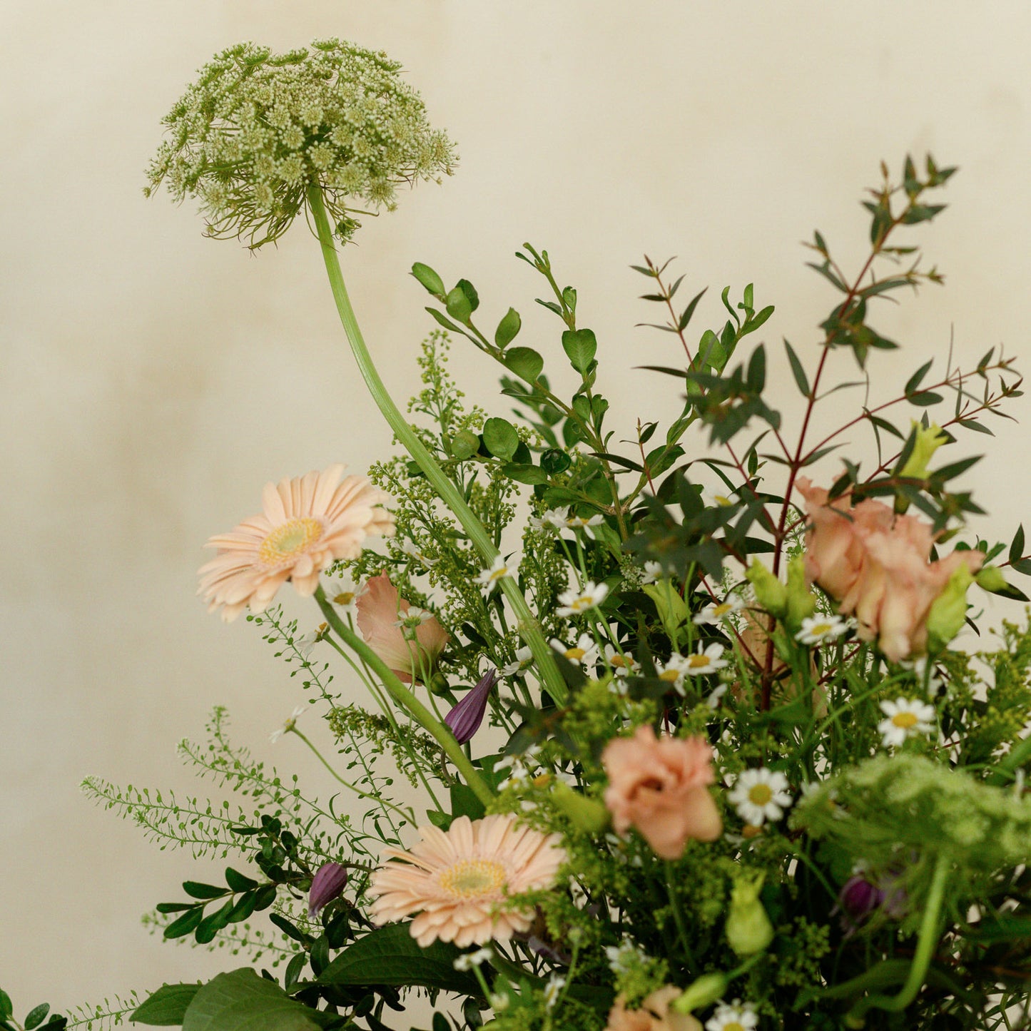 Jarrón cerámico con flor natural Scultura