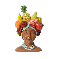 Busto de mujer con frutas