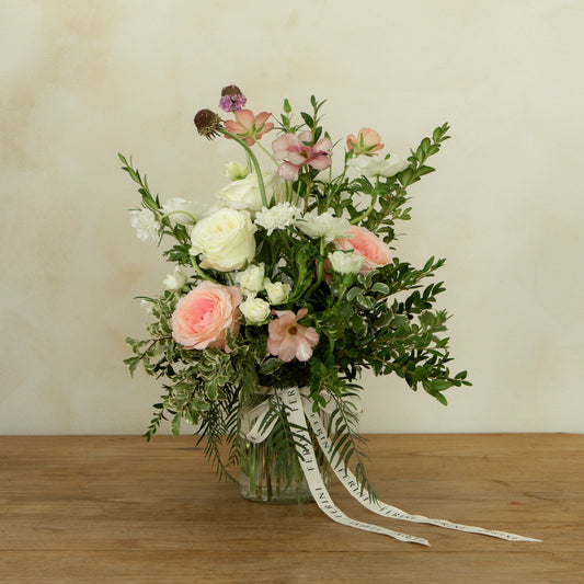 Jarrón vidrio con flor natural