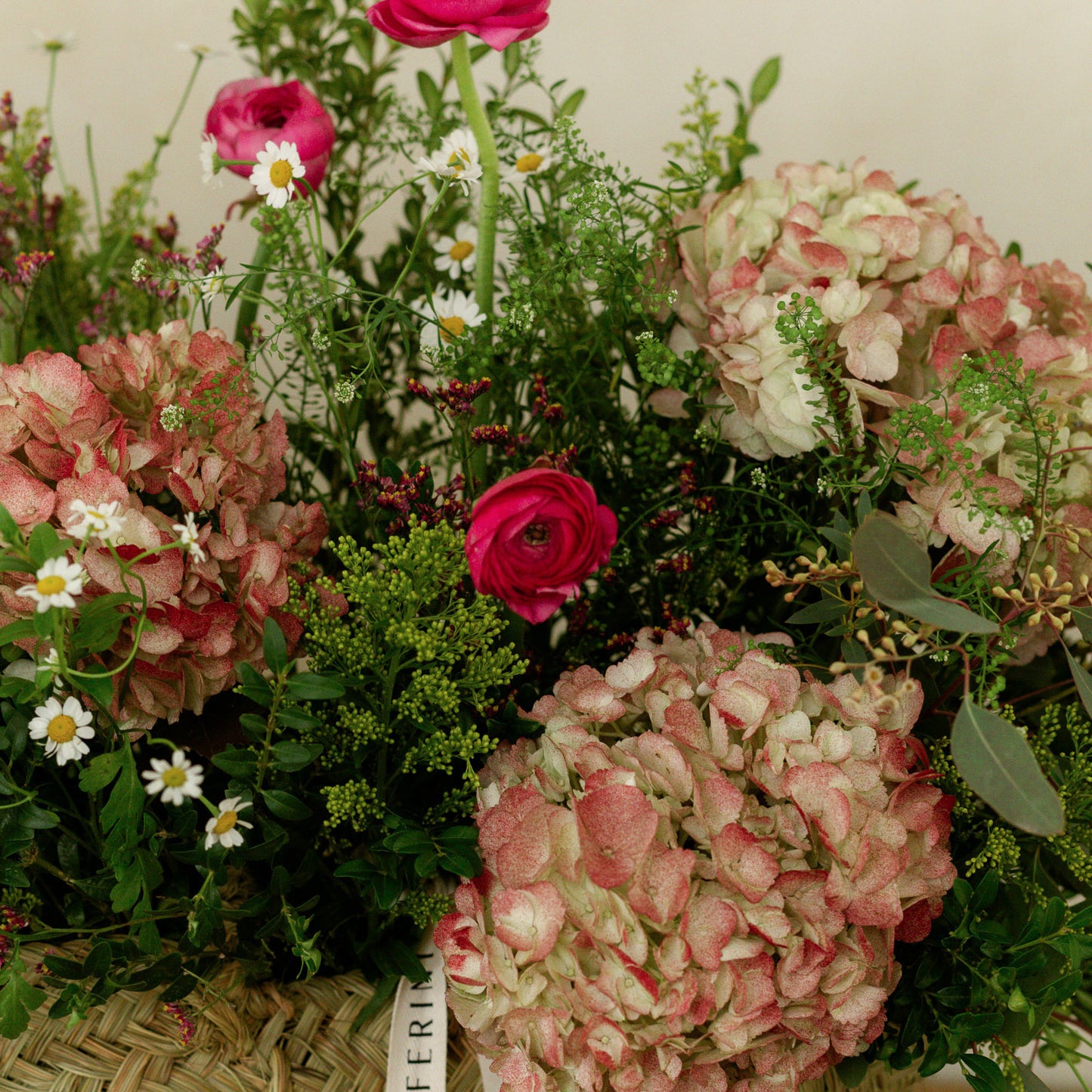 Cesto leñero de flor silvestre